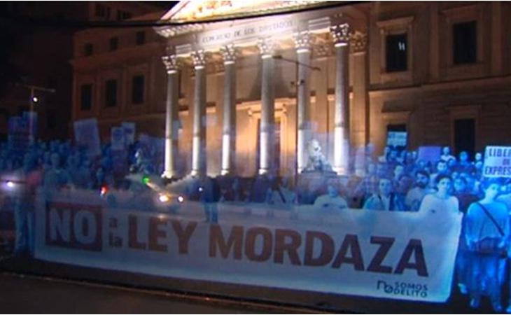 En abril de 2015 se realizó una manifestación de hologramas frente al Congreso de los Diputados