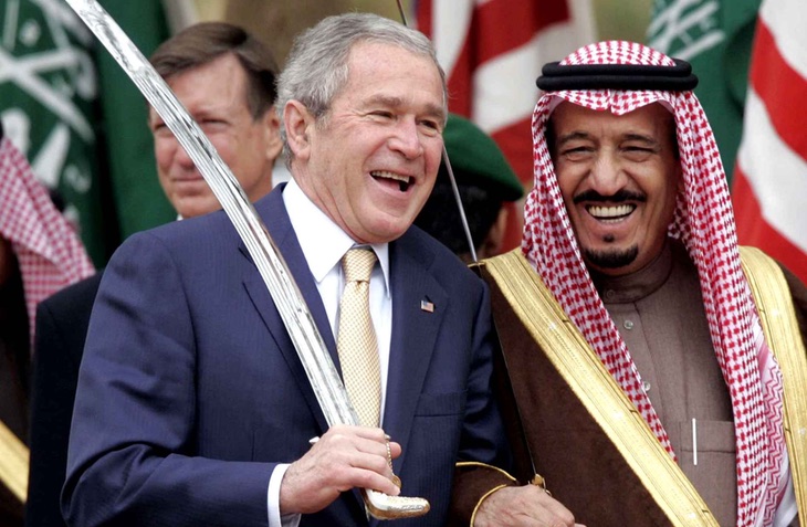 George W. Bush, una espada y el Ministro de Defensa de Arabia Saudí