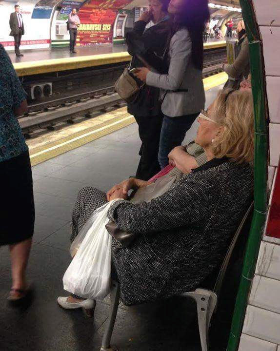 Manuela Carmena espera al metro. Foto: @eroigbelloch