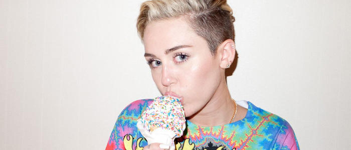 Miley Cyrus se tatuó en el dedo anular el símbolo de la igualdad