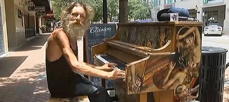 Donald Gould se ha convertido en una estrella de la red por sus conciertos de piano en la calle