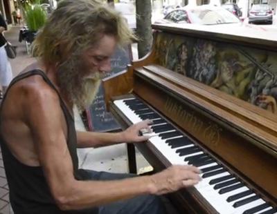 Un sintecho viudo se gana el corazón de millones de personas por sus habilidades con el piano