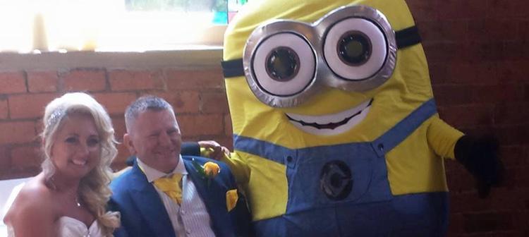 Thomas y Finan celebraron un acto nupcial ambientado en Los Minions