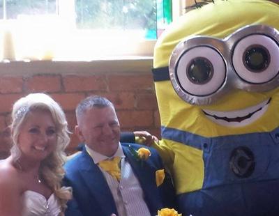 Una pareja celebra una boda temática de Los Minions