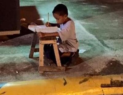 El niño que estudiaba en la calle a la luz de un McDonalds: "Quiero alcanzar mis sueños"