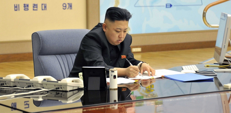 Kim Jong-Un firma unos papeles