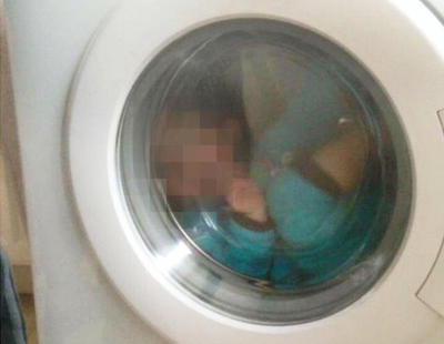 Una madre es denunciada tras colgar una foto de su hijo con síndrome de Down dentro de una lavadora