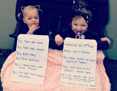 La madre que, harta de las mismas preguntas sobre sus gemelas, les puso un cartel con las respuestas más comunes