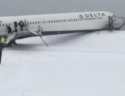 La impresionante salida de pista de un avión de Delta en Nueva York por la nieve