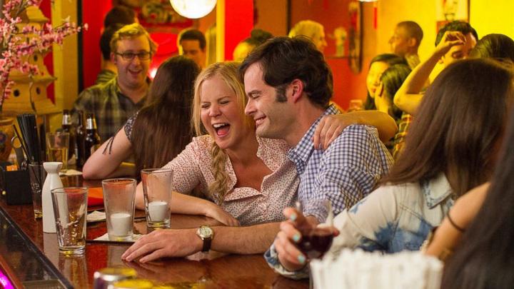 Amy Schumer y Bill Hader se ríen de la monogamia en 'Y de repente tú'