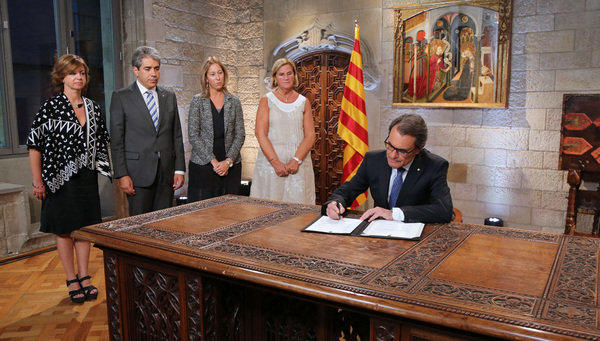 Artur Mas firma el decreto para convocar elecciones el 27-S. Fuente: La Vanguardia.