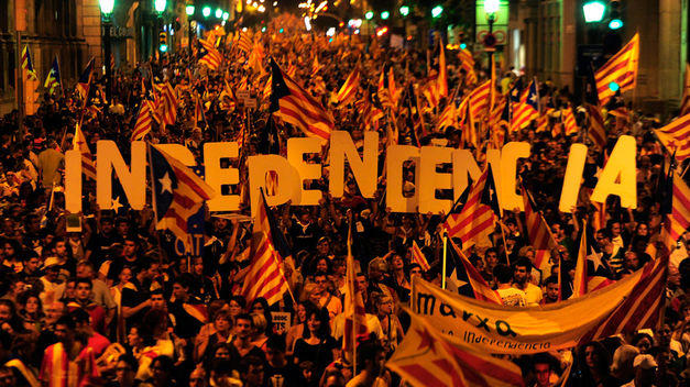 Manifestantes a favor de la independencia en la Diada Nacional de Cataluña