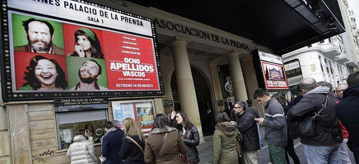 Largas filas en el cine para ver '8 Apellidos Vascos'