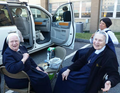 Las monjas van como groupies a ver al Papa Francisco en EEUU