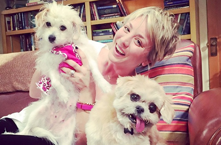 Kaley Cuoco y Marnie the dog