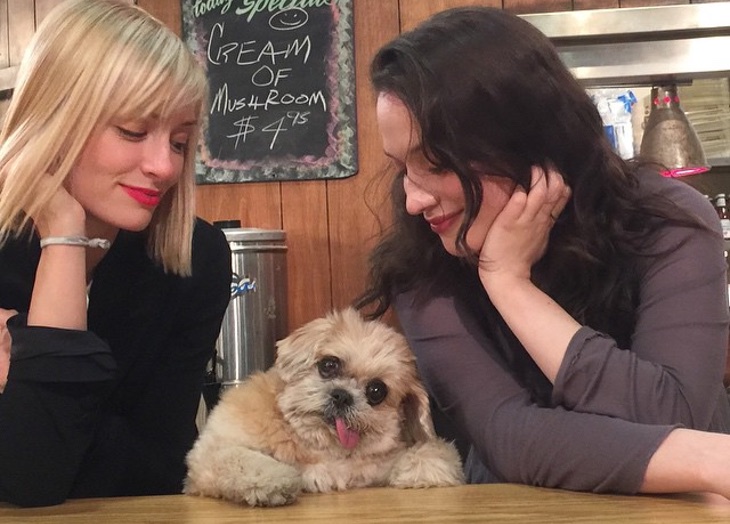 Beth Behrs y Kat Denings con Marnie the dog