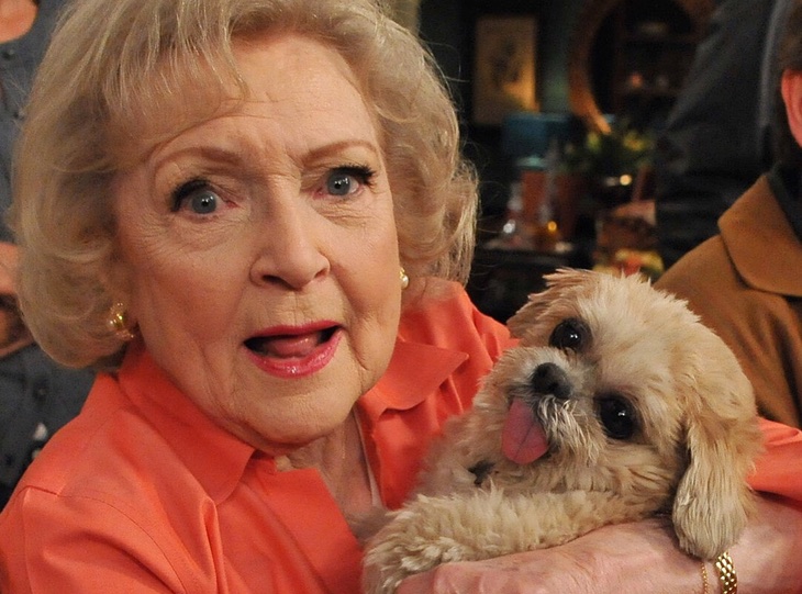 Betty White y Marnie the dog