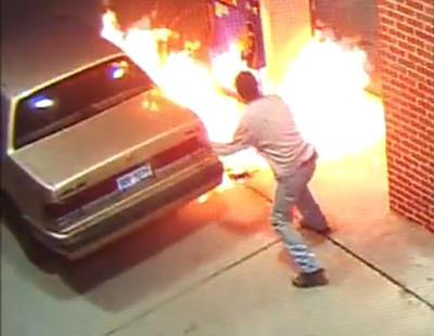 Un hombre incendia una gasolinera al matar una araña con un mechero