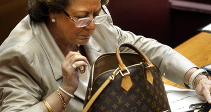 Rita Barberá y su bolso absolutamente habitual (Fuente: El País)