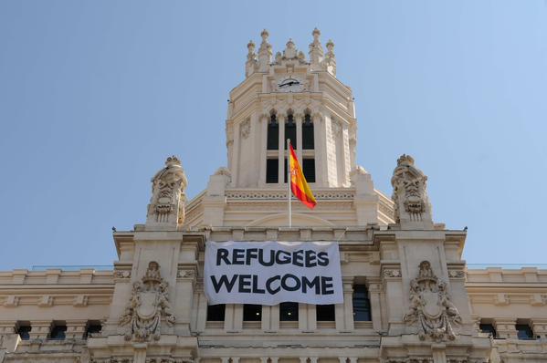 Pancarta de apoyo a los refugiados en el Ayuntamiento