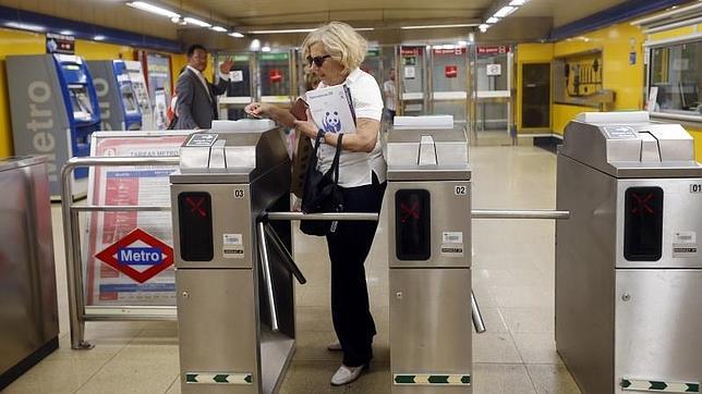 Manuela Carmena accediendo al metro de Madrid