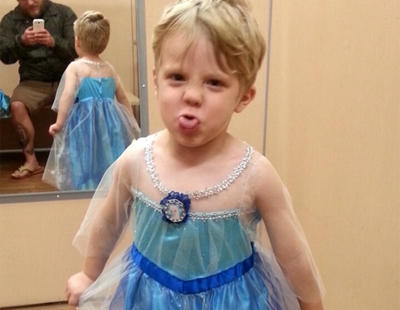 Así reacciona un padre cuando su hijo le pide disfrazarse de Elsa de 'Frozen'