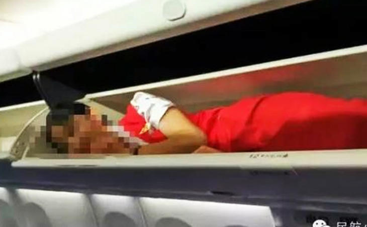 Azafata tumbada en el compartimento de equipaje (Fuente: South China Morning Post)