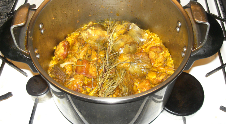 Paella cocinada en una olla