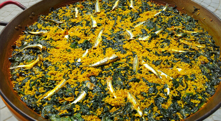 Paella con boquerones y espinacas