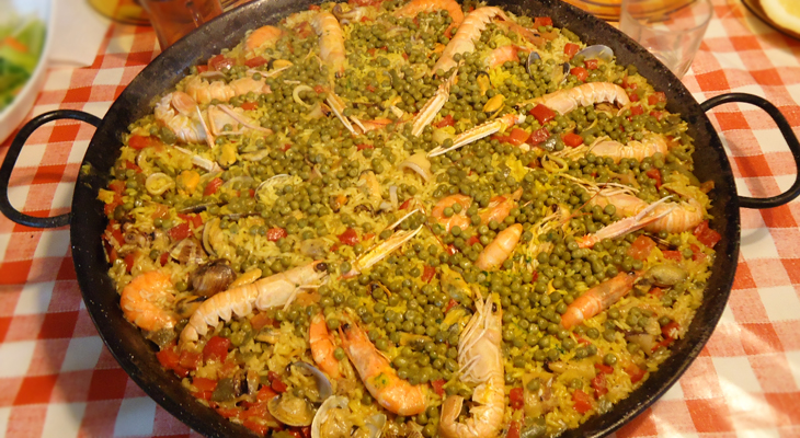 Paella con miles de guisantes