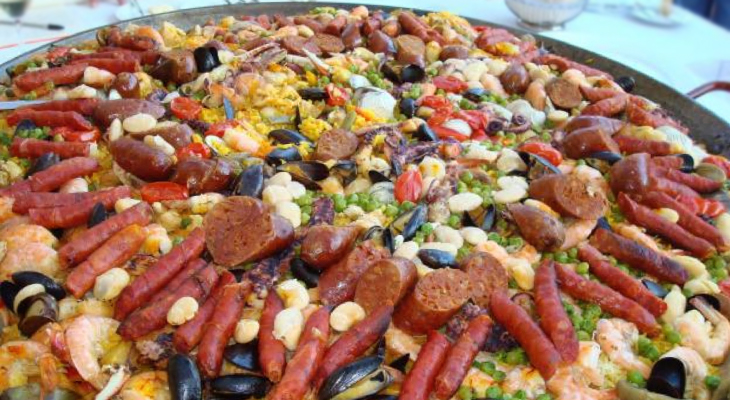 Paella con chorizo y embutidos varios