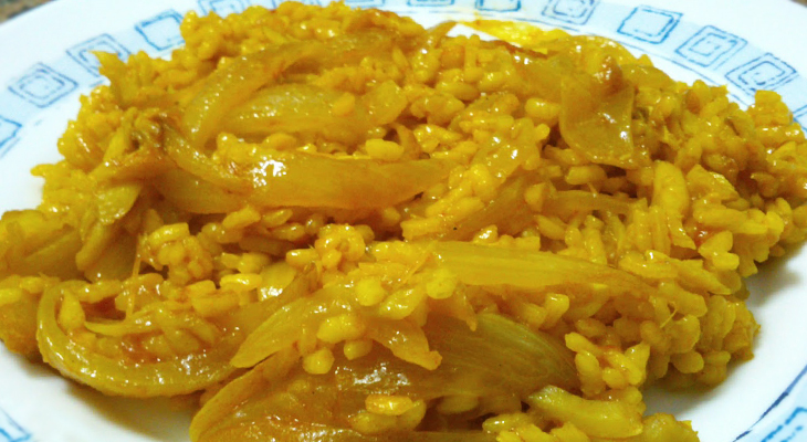 Paella con cebolla