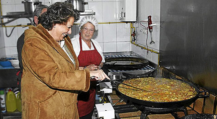 Rita Barberá removiendo la paella