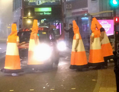 Un grupo disfrazado de conos detiene el tráfico de Londres