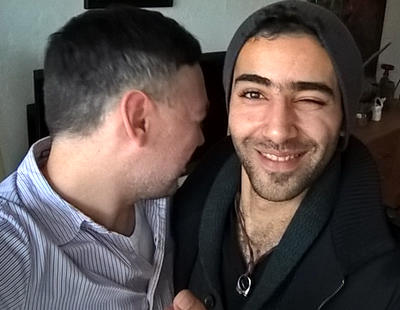 Una pareja gay alemana desmonta la mala imagen de los refugiados musulmanes