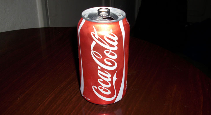 Unas latas de Coca-Cola flotan, otras no