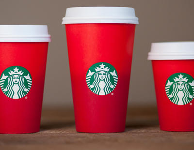 Por qué los nuevos vasos rojos de Starbucks son considerados anticristianos y antinavideños