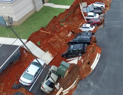 Esto es lo que pasa cuando un parking se hunde sobre un sumidero