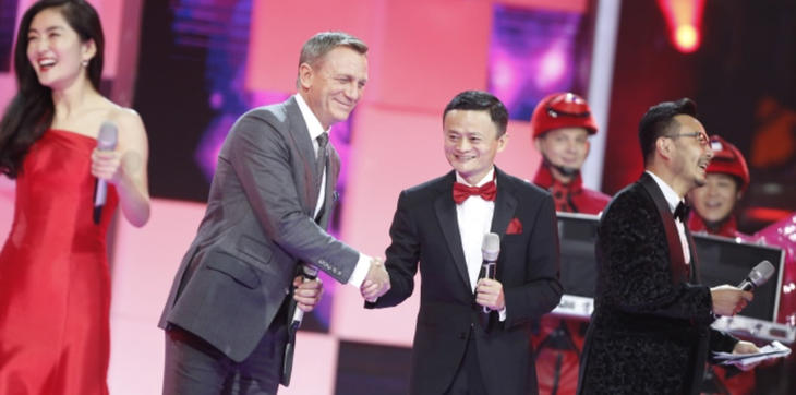 Daniel Craig junto al fundado de Alibaba