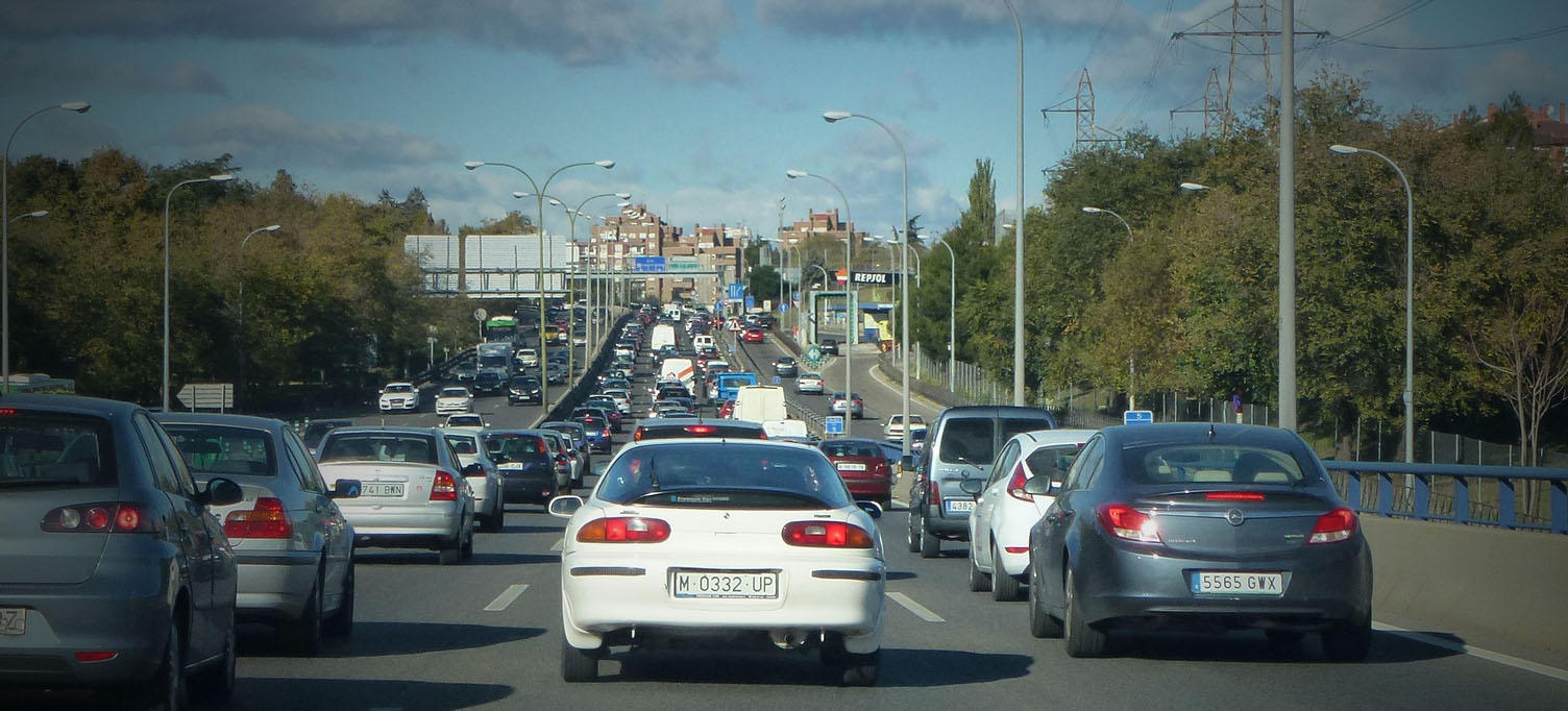 Coches en Madrid emitiendo gases