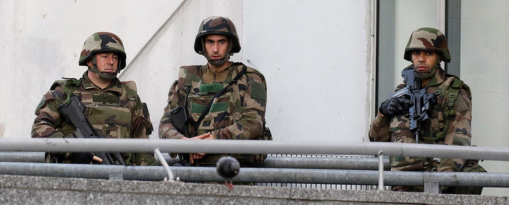 Militares durante la operación en el barrio de Saint-Denis