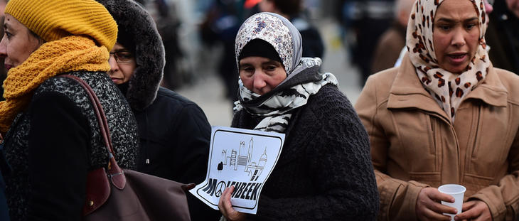 Mujeres en un homenaje a las víctimas de París organizado en Molenbeek