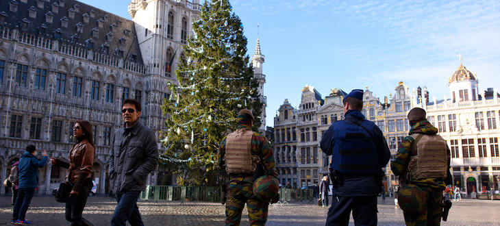 Policía y ejército en una Grand-Place de Bruselas poco transitada