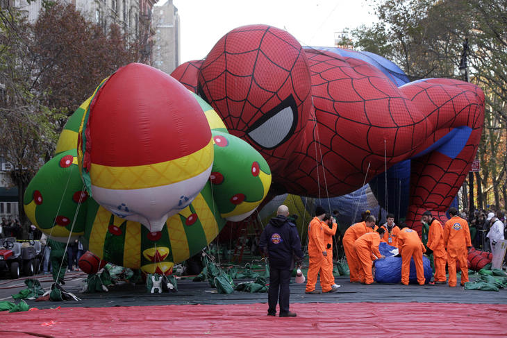 Spiderman también se está poniendo curiosón