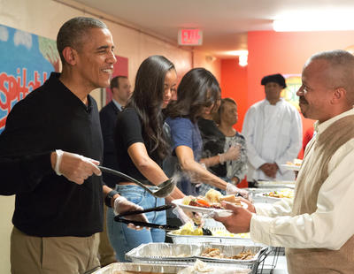 Obama y su familia sirven en un comedor social la cena de Acción de Gracias