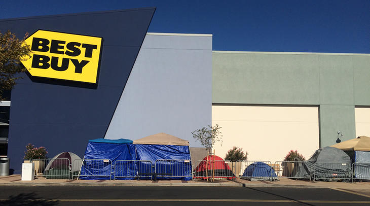 Compradores esperando a que abran los centros comerciales