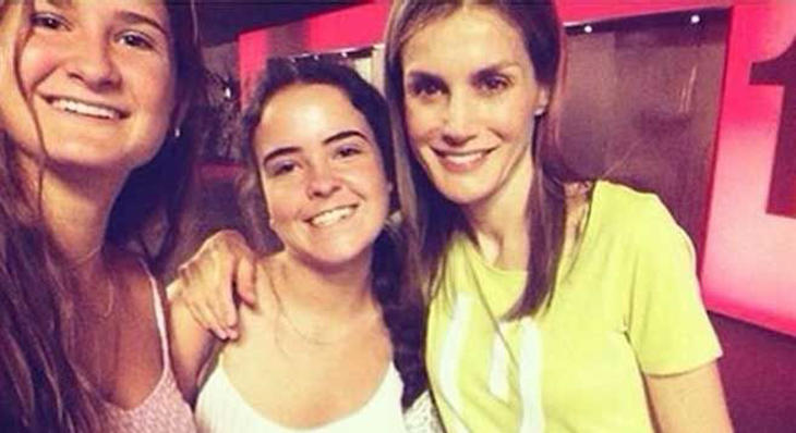 El selfie que Letizia Ortiz se hizo en el cine con unas chicas