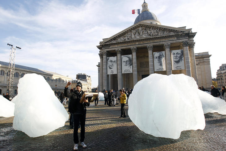 Protesta artística en Paris contra el deshielo