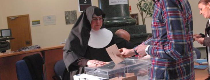 Sor Benita Mazón presidiendo la mesa