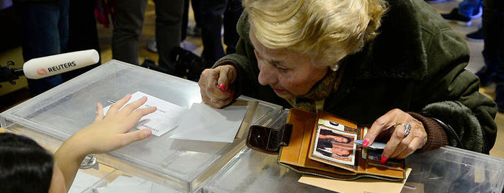 Señoras que se llevan hasta la foto de la boda para votar